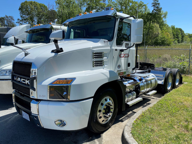 Day Cab Tractors - Single & Tandem Axle